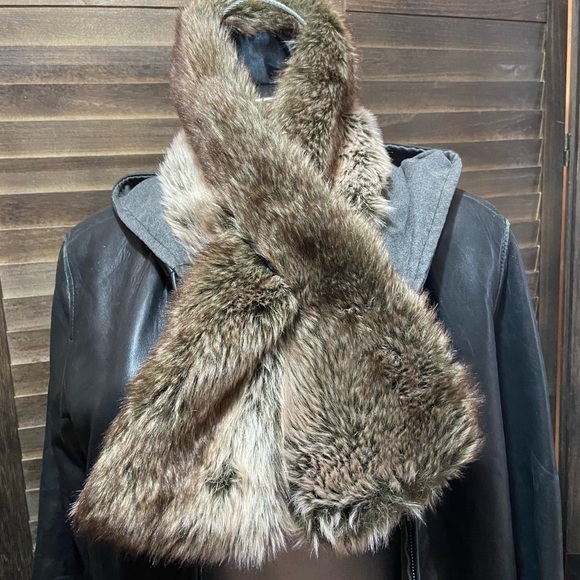 Faux Fur Scarf Neck Wrap Ascot Scandinavian Mob Wife Cozy Snow Lined Elegant - Picture 1 of 7